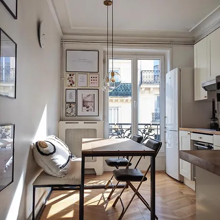 Apartment Typiquement Parisien Proche De Gare Du Nord